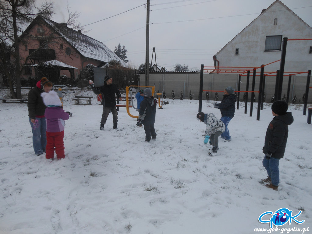Zabawy na śniegu w Odrowążu
