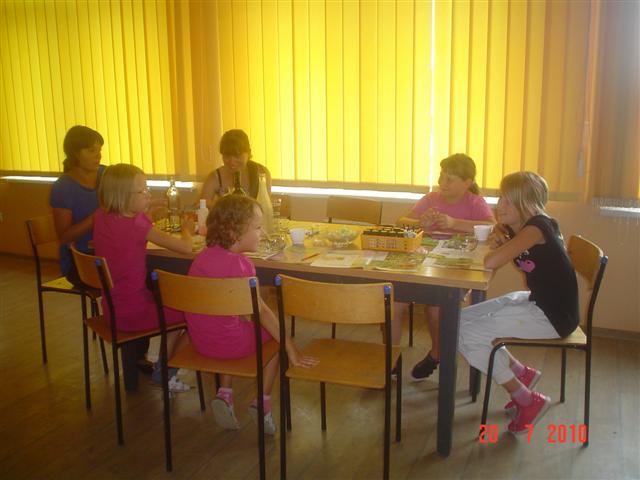 Warsztaty malowania na szkle w Świetlicy Młodzieżowej w Odrowążu