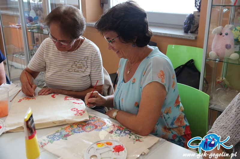 Aktywność letnia dla seniora: Malowanie toreb