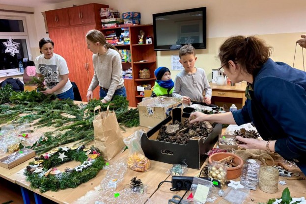 Świąteczne warsztaty w Kamionku – wieńce adwentowe i dekoracje na drzwi