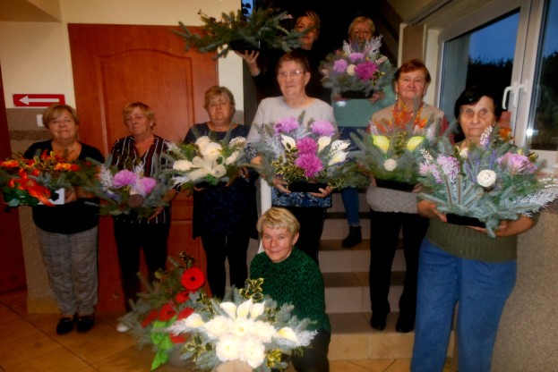 Warsztaty tworzenia stroików na groby w świetlicy wiejskiej w Odrowążu