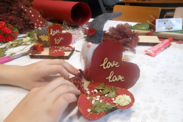 Walentynkowa kreatywność w świetlicy wiejskiej w Odrowążu