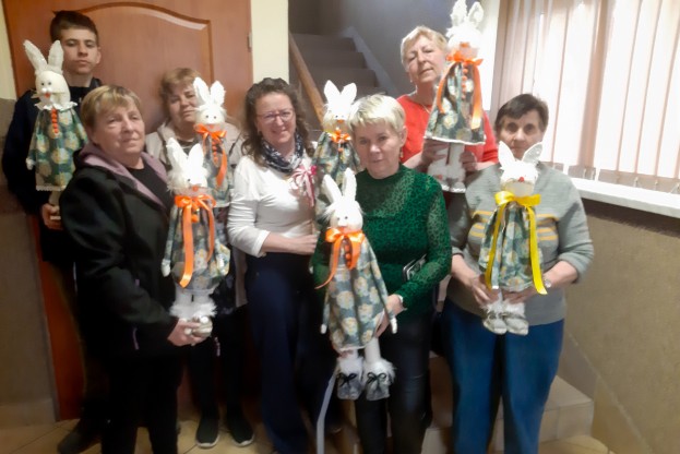 Wielkanocne dekoracje z recyklingu w Odrowążu